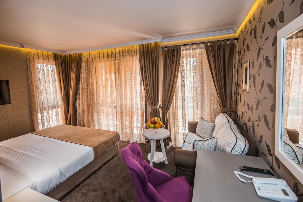 8 1/2 Art Guest House Plovdiv Szoba fotó