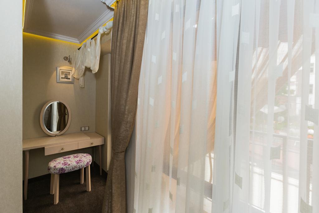 8 1/2 Art Guest House Plovdiv Szoba fotó