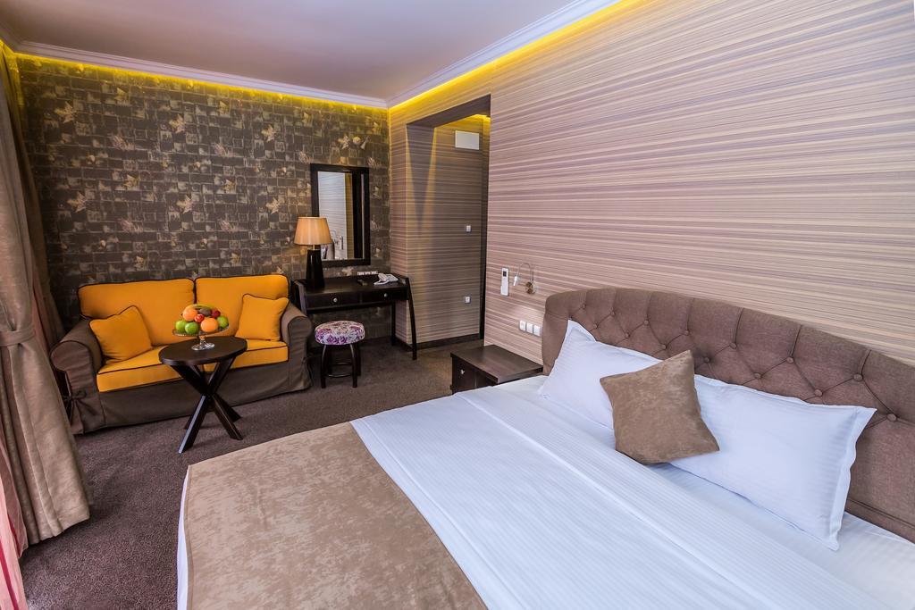 8 1/2 Art Guest House Plovdiv Szoba fotó