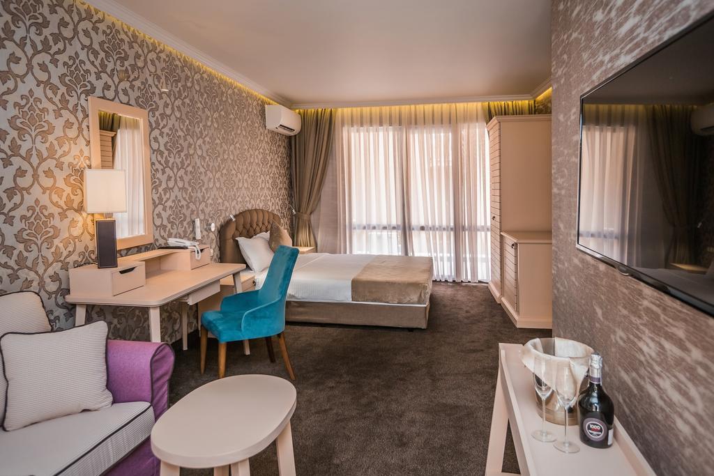 8 1/2 Art Guest House Plovdiv Szoba fotó
