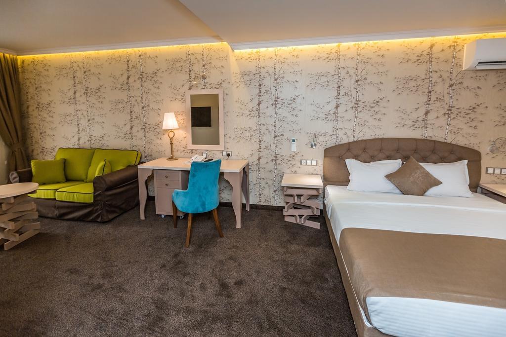 8 1/2 Art Guest House Plovdiv Szoba fotó