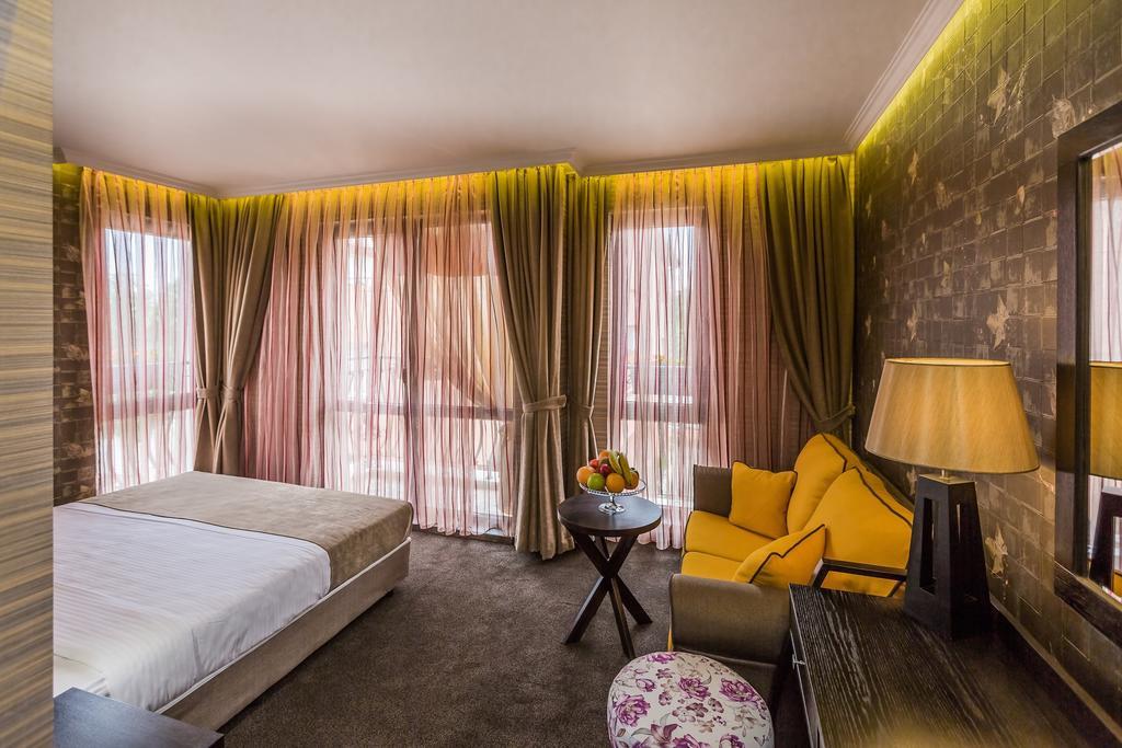 8 1/2 Art Guest House Plovdiv Szoba fotó