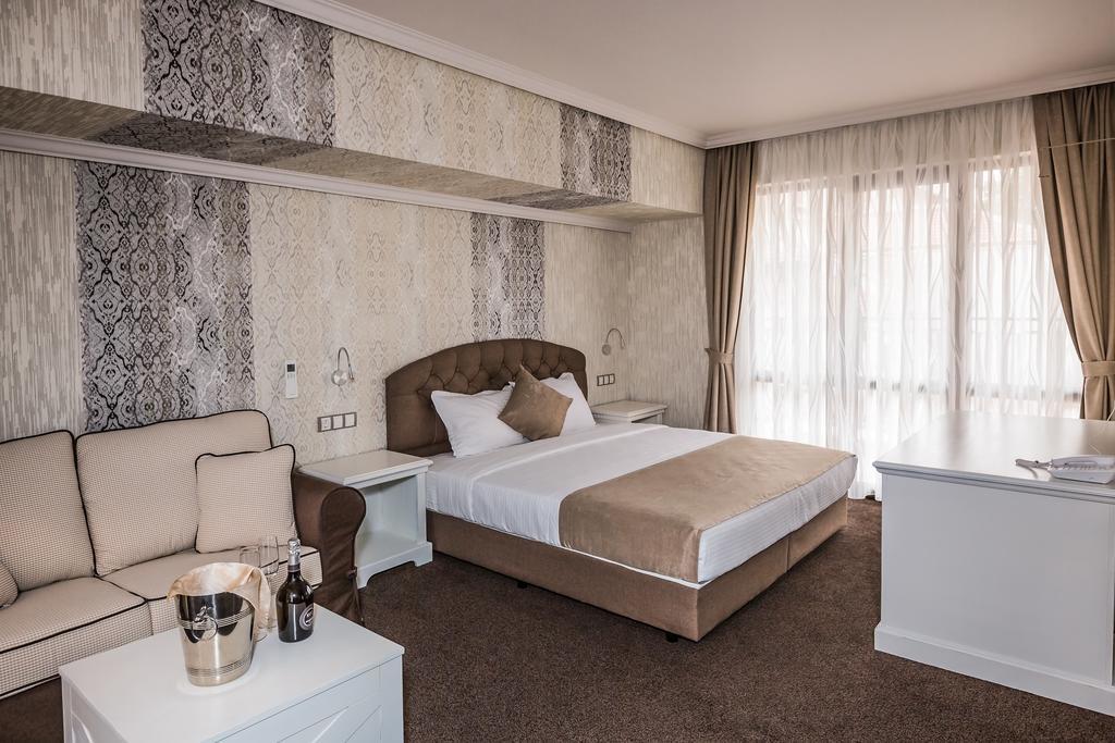 8 1/2 Art Guest House Plovdiv Szoba fotó